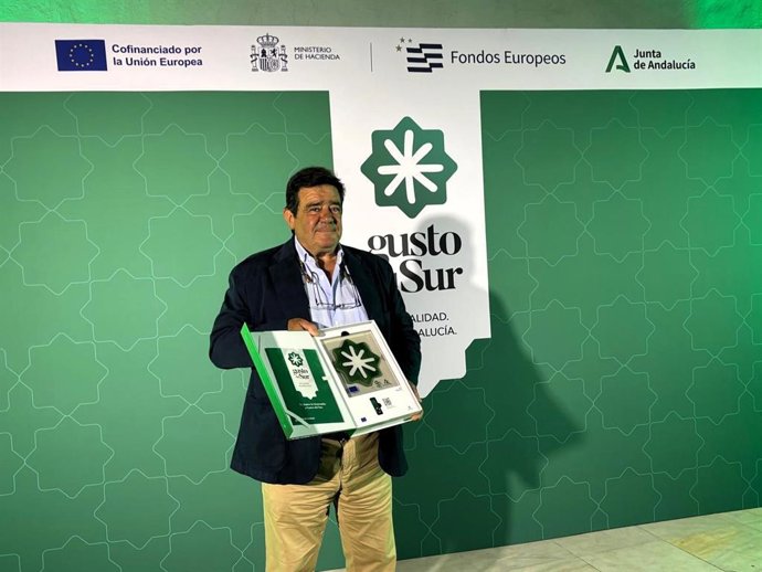 El presidente del Consejo Regular de la DOP Condad de Huelva, Vicente Pérez García de Prado, en el acto institucional celebrado en Sevilla recogiendo el reconocimiento ‘Gusto del Sur’.