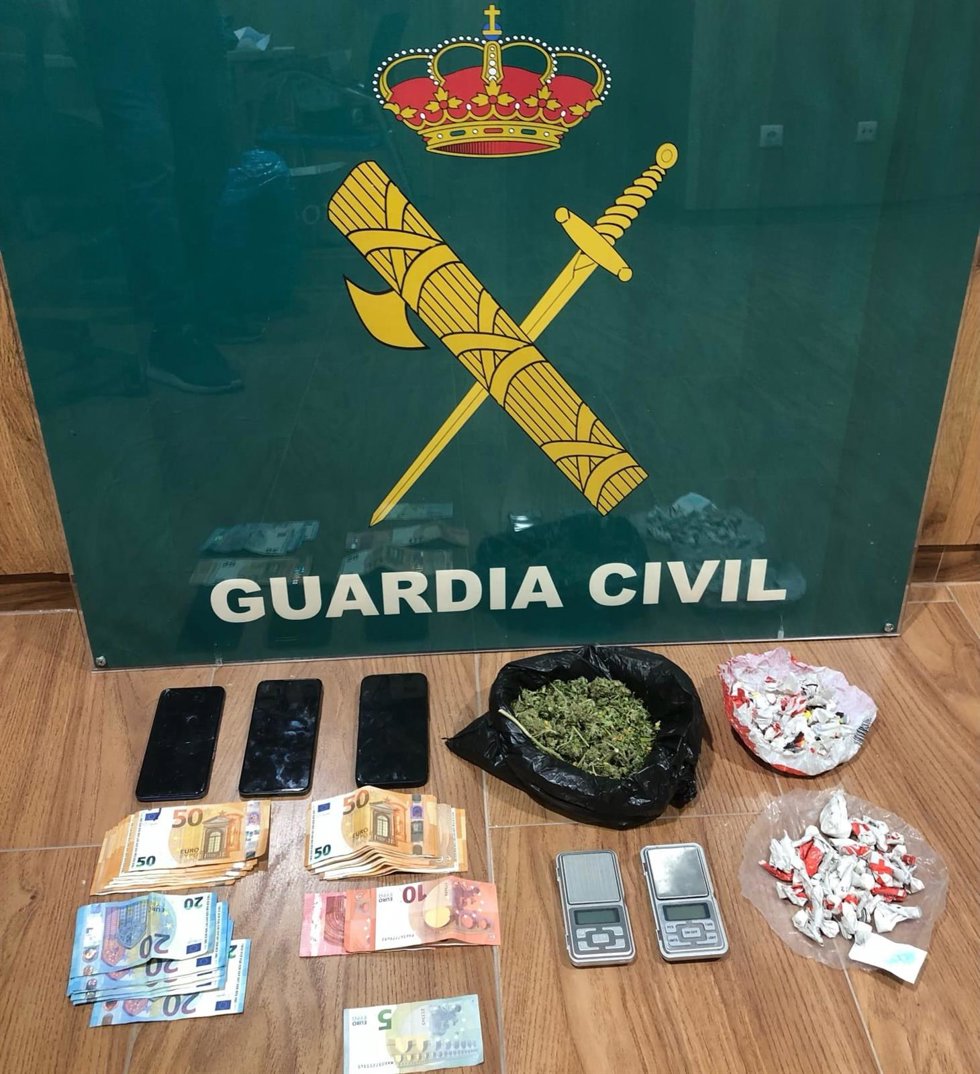 Material incautado a los tres detenidos por tráfico de drogas en O Barco