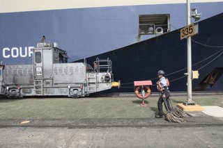 Archivo - Un trabajador transporta equipos en instalaciones del Canal de Panamá