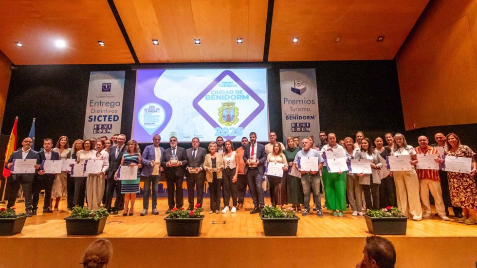 Benidorm (Alicante) reconoce la "contribución" al turismo de Jet2Holidays, Grupo Social ONCE, AVE y Abreca