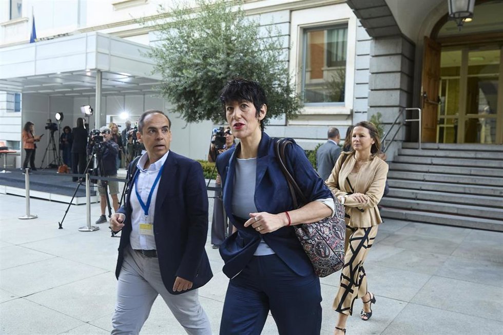 La ministra de Inclusión, Seguridad Social y Migraciones, Elma Saiz (d), en el Congreso de los Diputados, a 24 de septiembre de 2025, en Madrid (España).
