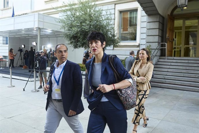 La ministra de Inclusión, Seguridad Social y Migraciones, Elma Saiz (d), en el Congreso de los Diputados, a 24 de septiembre de 2025, en Madrid (España). 