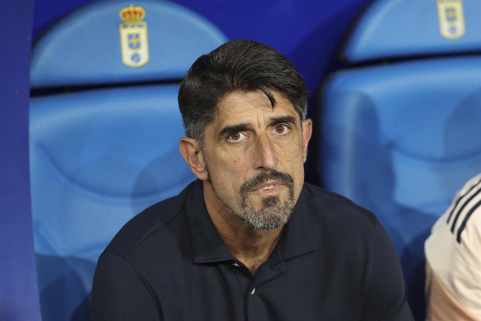 Veljko Paunovic, entrenador del Real Oviedo, antes de un partido