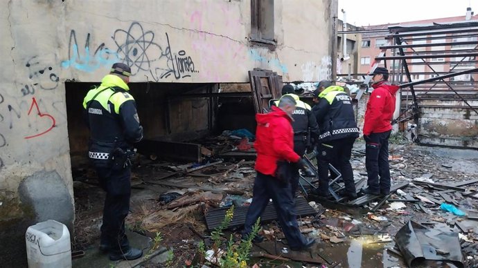 Desalojo de una fábrica abandonada en Portugalete (Bizkaia)