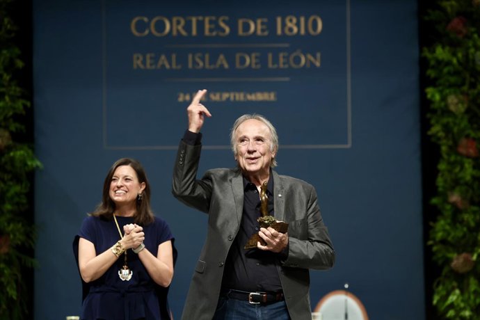 El cantautor y compositor Joan Manuel Serrat  durante la entrega del galardón del XIV Premio Cortes de la Real Isla de León. En San Fernando, Cáidz, (Andalucía, España).El cantautor y compositor Joan Manuel Serrat ha recibido el XIV Premio Cortes de la Re