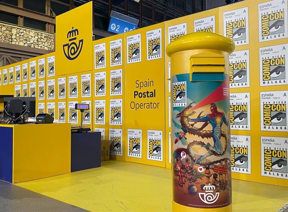 Correos ha instalado cuatro buzones vinilados para la ocasión en el interior del recinto de Fycma, decorados con imágenes de las postales y carteles oficiales del evento