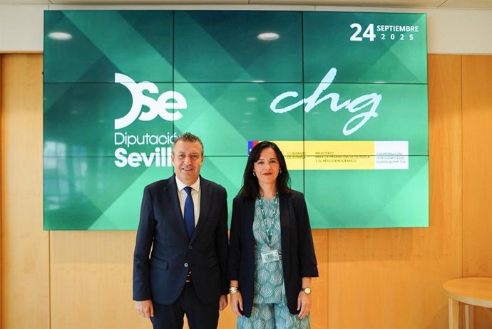 El presidente de la diputación de Sevilla, Javier Fernández, recibe a la nueva presidenta de la Confederación Hidrográfica del Guadalquivir, Gloria Martin.