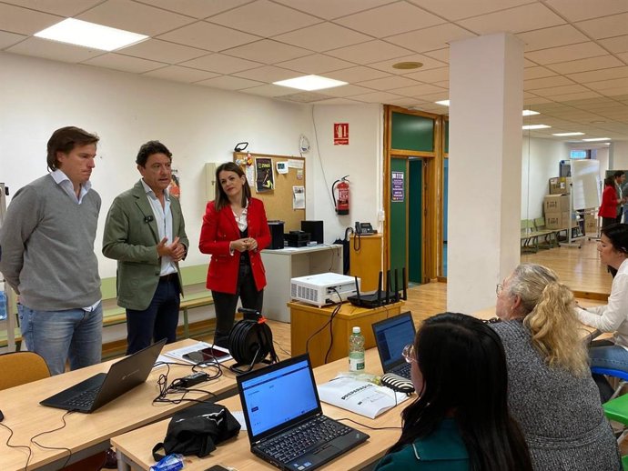 Archivo - El delegado territorial de Empleo de la Junta en Cádiz, Daniel Sánchez Román, la concejala de Desarrollo Económico y Empleo en el Ayuntamiento, Beatriz Gandullo, y el concejal de Desarrollo Social, Pablo Otero, en una visita del programa 'Prepar