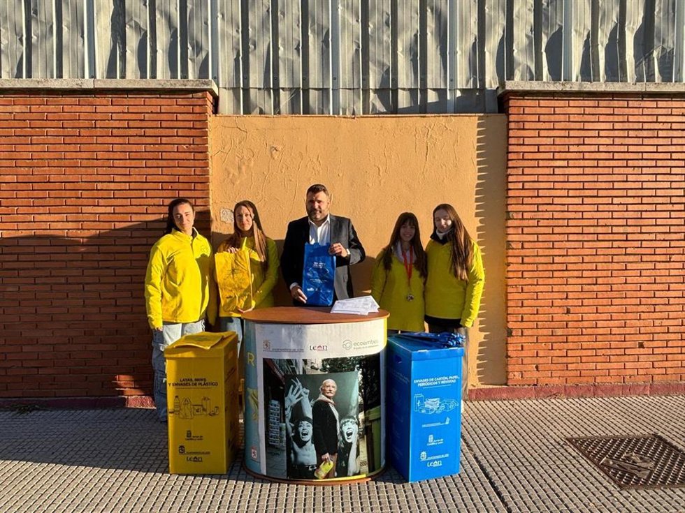 Imagen de uno de los puntos en los que se distribuye material divulgativo de la campaña de reciclaje Movimiento imparableVuelta al cole en León capital.