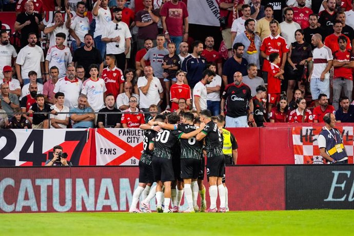 Los jugadores del Elche celebran un gol en el Ramón Sánchez Pizjuán.