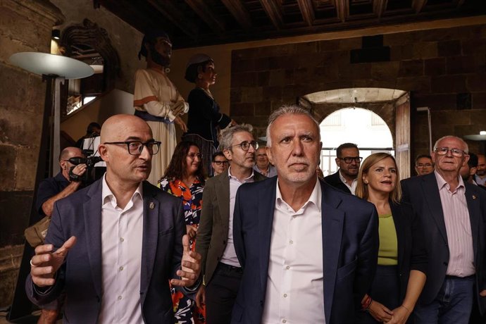 El alcalde de Alaquàs, Antonio Saura (i), y el ministro de Política Territorial y Memoria Democrática, Ángel Víctor Torres (d), durante la vista del ministro a Alaqùas, en el Castell d’Alaquàs. 