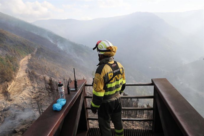 Un brigadista forestal observa el terreno calcinado, a 20 de septiembre de 2025, en A Barca, Sober, Lugo, Galicia (España). 