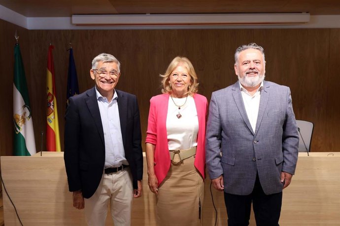 La alcaldesa, Ángeles Muñoz, junto al presidente de la asociación de propietarios de este área empresarial, Carlos Ortega, entre otros