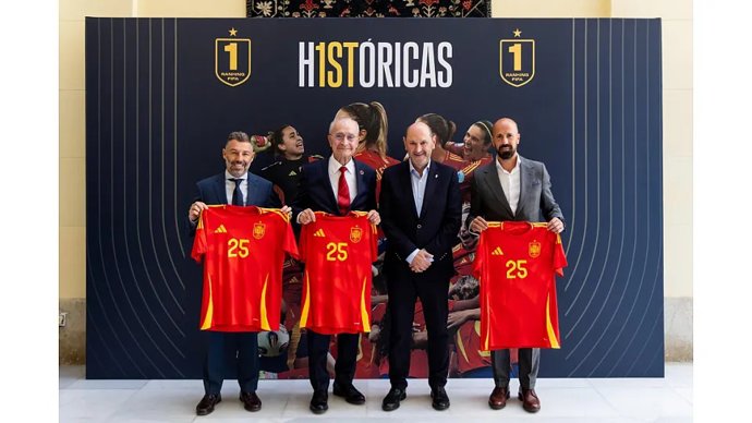 El alcalde de la ciudad de Málaga, Francisco de la Torre, y el presidente de la RFEF, Rafael Louzán, durante la presentación del partido de semifinales de la UEFA Women's Nations League entre España y Suecia.