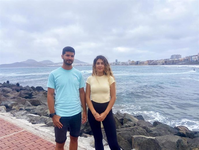 El representantes de los socorristas en Las Palmas de Gran Canaria David Molina y la portavoz de Drago Las Palmas de Gran Canaria, Mar Domínguez