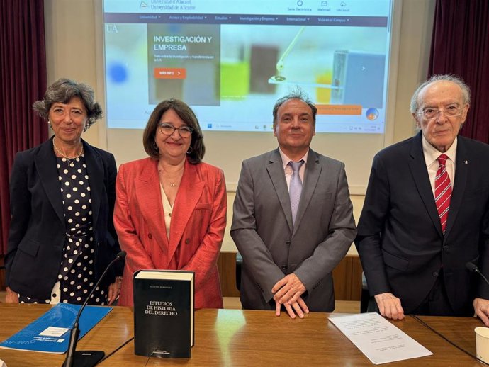 La UA rinde homenaje al catedrático Agustín Bermúdez con un libro que recopila sus 'Estudios de Historia del Derecho'