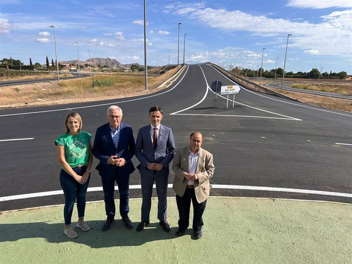 El consejero de Fomento e Infraestructuras, Jorge García Montoro, junto al alcalde de Torre Pacheco, Pedro Ángel Roca, el director general de Carreteras, Francisco Carrillo y la concejal María Asunción Pedreño