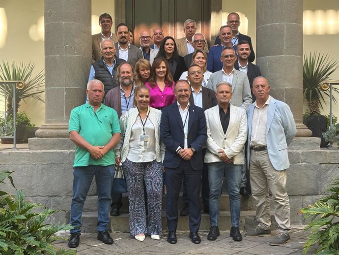 El presidente del Cabildo de La Palma, Sergio Rodríguez (c), junto a diputados y los promotores de la ley de volcanes