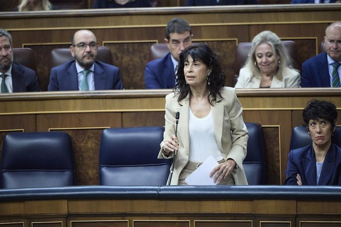 La ministra de Igualdad, Ana Redondo, interviene durante una sesión de control en el Gobierno, en el Congreso de los Diputados, a 24 de septiembre de 2025, en Madrid (España). La ausencia del presidente del Gobierno, quien se encuentra en Nueva York para 