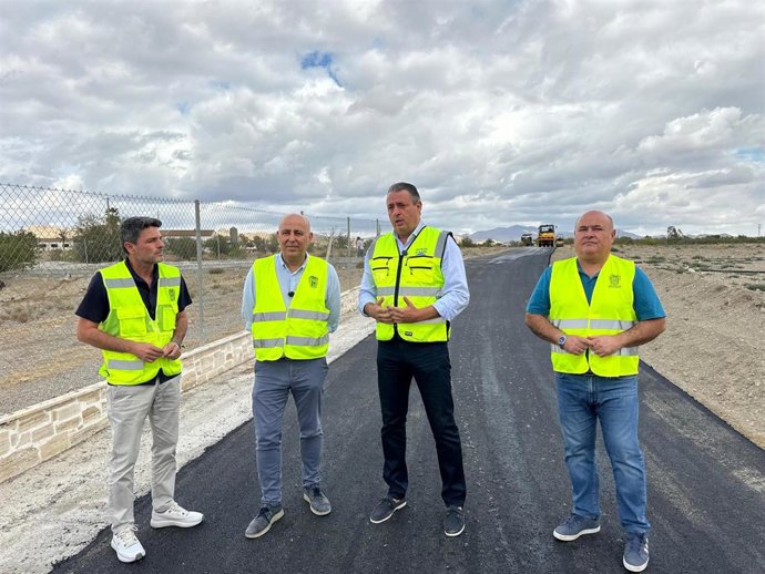 El diputado de Sostenibilidad y Captación de Fondos Europeos de Almería, José Juan Martínez, y el alcalde de Huércal-Overa, Domingo Fernández, durante la visita a las obras del Plan de Caminos Municipales.