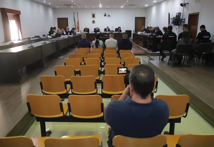 Los acusados por el hundimiento del pesquero Rúa Mar durante el primer día de juicio.