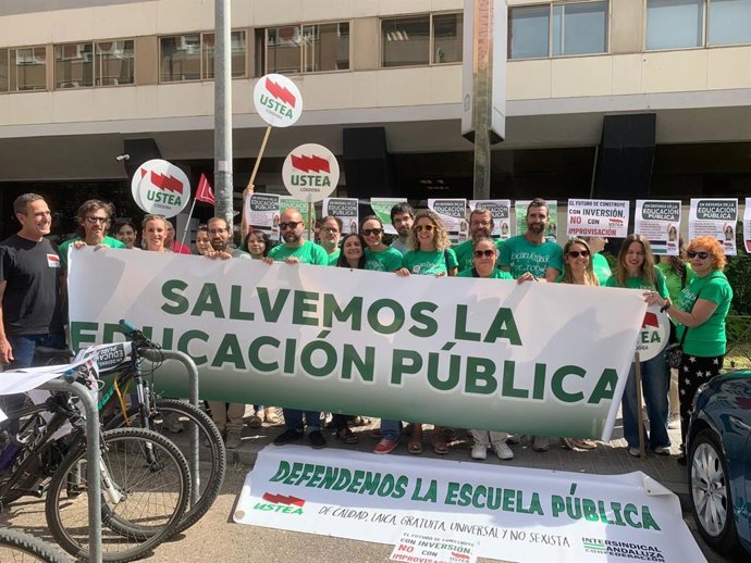 Concentración de Ustea ante la Delegación de Desarrollo Educativo de la Junta en defensa de la educación pública.