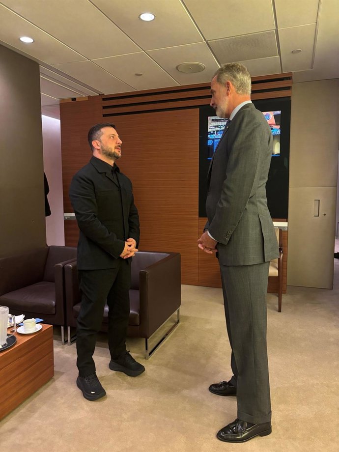 El Rey Felipe VI conversa con el presidente de Ucrania, Volodimir Zelenski, en la sede de las Naciones Unidas, a 24 de septiembre de 2025, en Nueva York (Estados Unidos). 