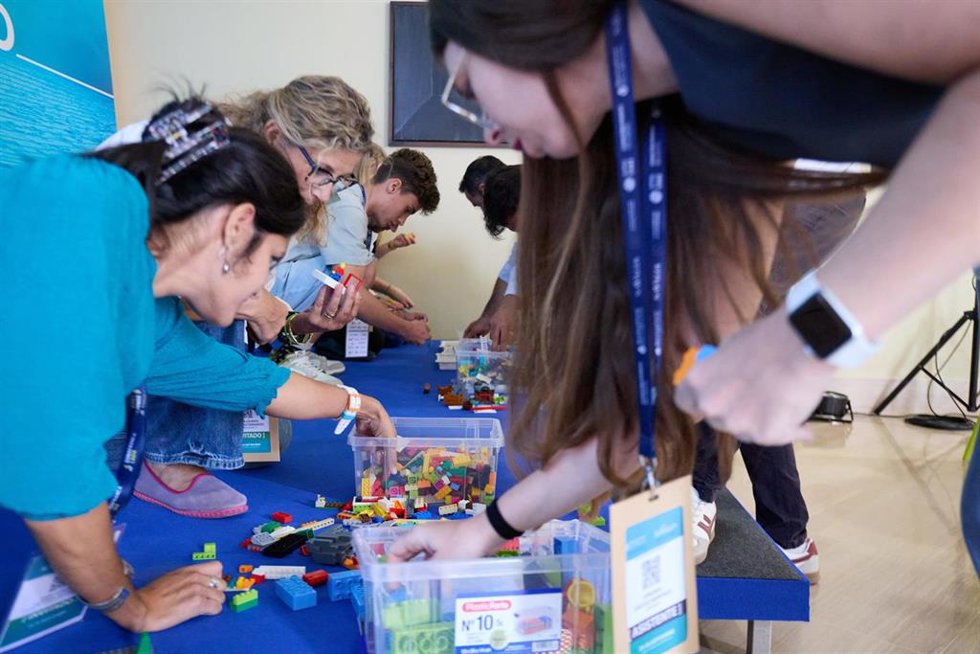 Asistentes al Blue Zone Forum de Cádiz utilizando la metodología LEGO Serious Play.
