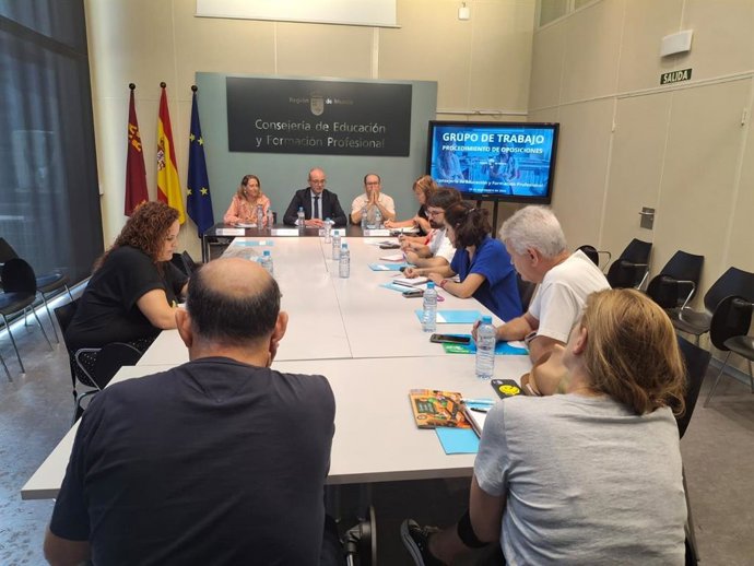 El consejero Víctor Marín preside el grupo de trabajo con los sindicatos para mejorar el procedimiento de las oposiciones a docente.