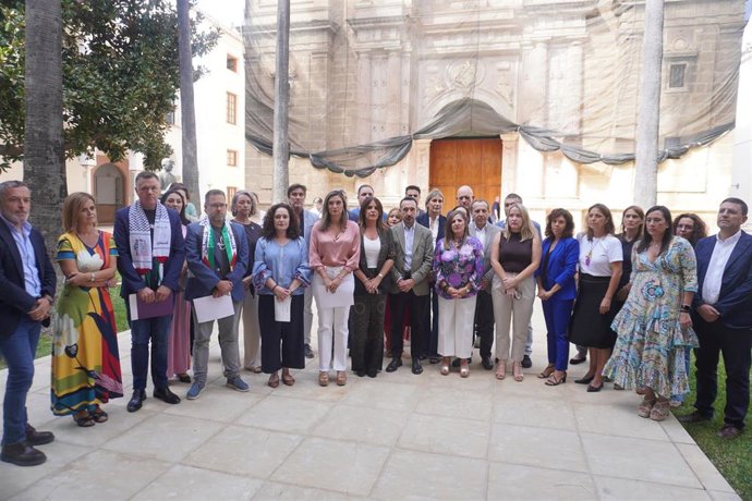 Diputados del PSOE-A, Por Andalucía y Adelante guardan un minuto de silencio en el Parlamento andaluz por el "genocidio" de Gaza.