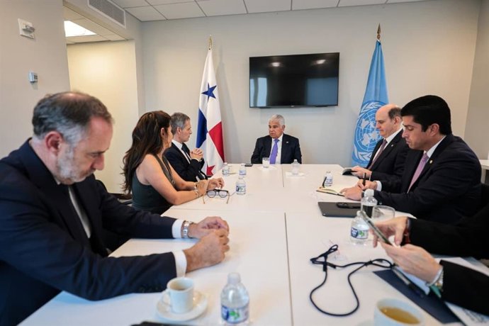 Representantes de la naviera CMA CGM reunidos con el presidente de Panamá, José Raúl Mulino, en Nueva York.