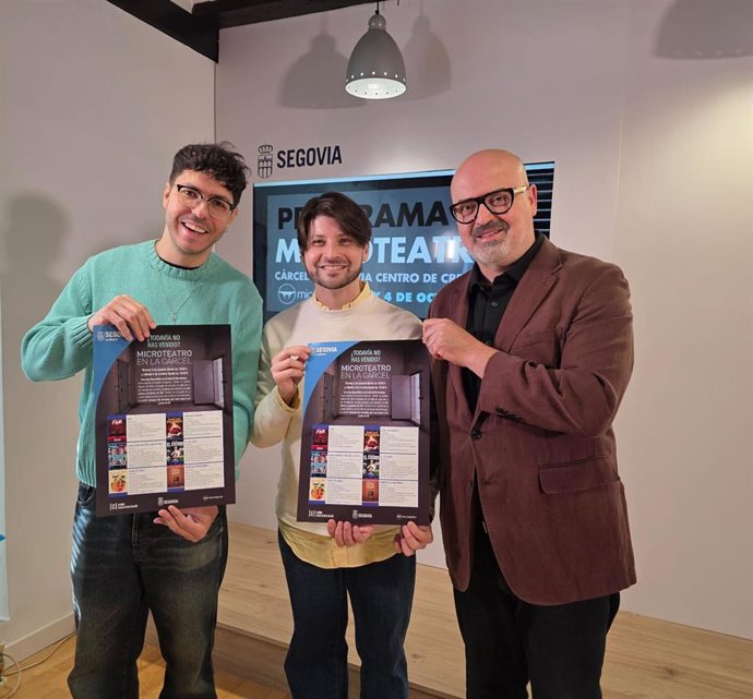 Los directores teatrales Pedro Camba (izda) y Adolfo Oliveira, con el concejal d eCultura, Juan Carlos Monroy.