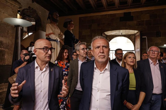 L'alcalde d'Alaquàs, Antonio Saura (e), i el ministre de Política Territorial i Memòria Democràtica, Ángel Víctor Torres (d), durant la vista del ministre a Alaqùas, al Castell d'Alaquàs. 