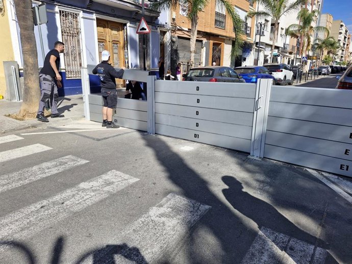 Aldaia instal·la comportes de protecció "més resistents" enfront de desbordaments del barranc de la Saleta