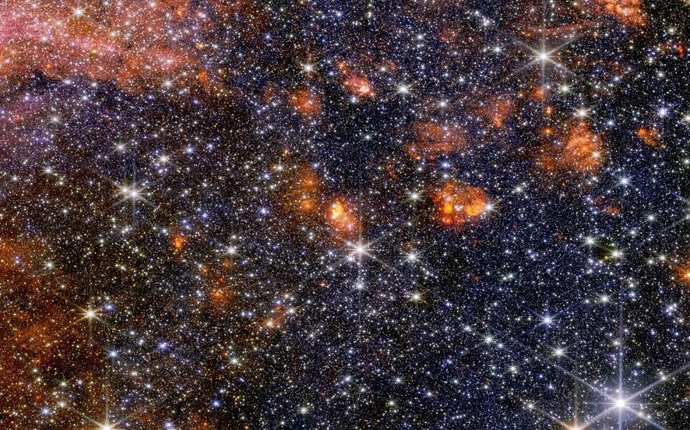 Estrelas, gás e poeira cósmica na nuvem molecular Sagittarius B2 brilham na luz infravermelha próxima, capturada pela NIRCam (câmera infravermelha próxima) do Webb.
