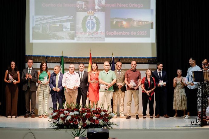 Instituciones y galardonados en el acto del Día de la Merced.