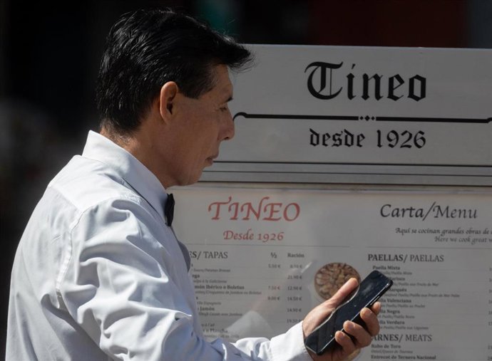 Archivo - Un camarero atiende una mesa en una terraza en el centro de Madrid, a 24 de marzo de 2025, en Madrid (España).