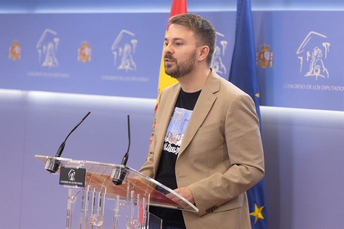 El diputat de Sumar Alberto Ibáñez durant una roda de premsa anterior a la Junta de Portaveus, en el Congrés dels Diputats, a 23 de setembre del 2025, a Madrid (Espanya).