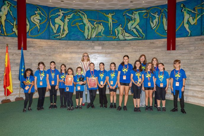 La directora general de Cultura y Patrimonio Histórico, Eva Guillermina Fernández, reciben a los bailarines de la academia BST Danza, participantes en el Dance World Cup.