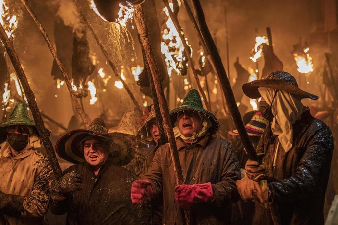 Archivo - Varias personas caminan con antorchas en la celebración de la Procesión Cívica del Vítor, a 27 de septiembre de 2021, en Mayorga, Valladolid, Castilla y León, (España). 