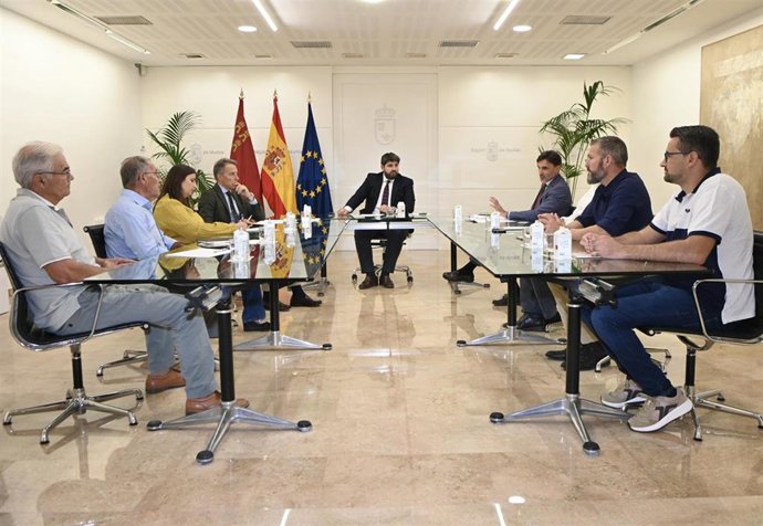 El jefe del Ejecutivo autonómico, Fernando López Miras, reunido con representantes vecinales y de afectados por las inundaciones de Lorca.