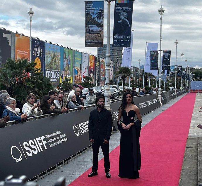 Los actores Motaz Malhees y Saja Kilani a su entrada al Teatro Victoria Eugenia.