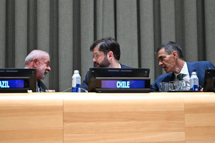El presidete del Gobierno, Pedro Sánchez, junto a los presidentes de Brasil, Lula da Silva y Chile, Gabriel Boric, en la clausura del foro 'En defensa de la Democracia, luchando contra el extremismo'