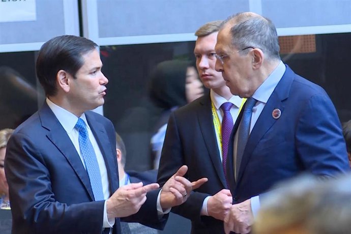 Archivo - El ministro de Exteriores ruso, Sergei Lavrov, junto al secretario de Estado estadounidense, Marco Rubio