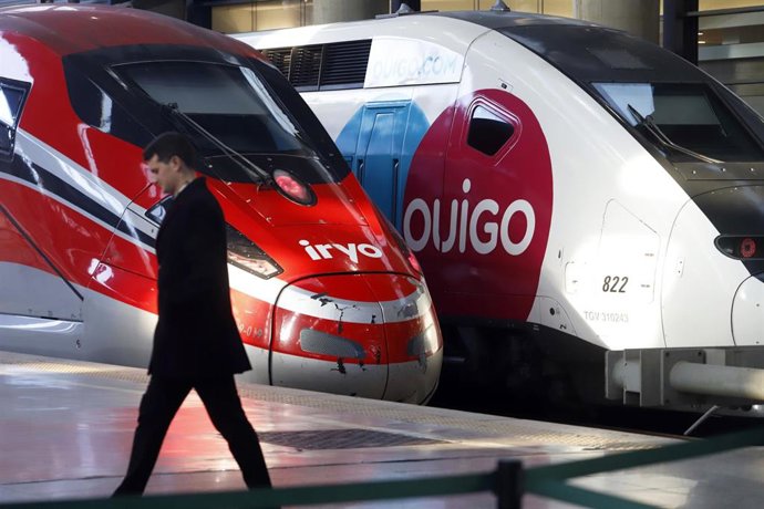 Archivo - Dos trenes de Iryo y Ouigo.