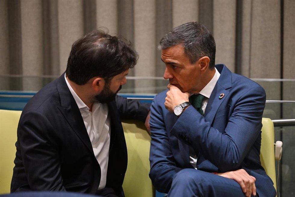 El presidente del Gobierno, Pedro Sánchez, conversa con el presidente de Chile, Gabriel Boric, durante el evento 'Latin America, Spain and the United States in the Global Economy'en Nueva York.