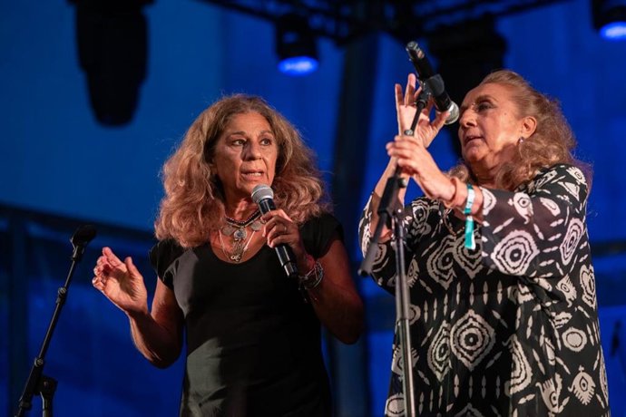 Lolita Flores y Antonia González Amaya, hijas de 'El Pescaílla', al principio del acto