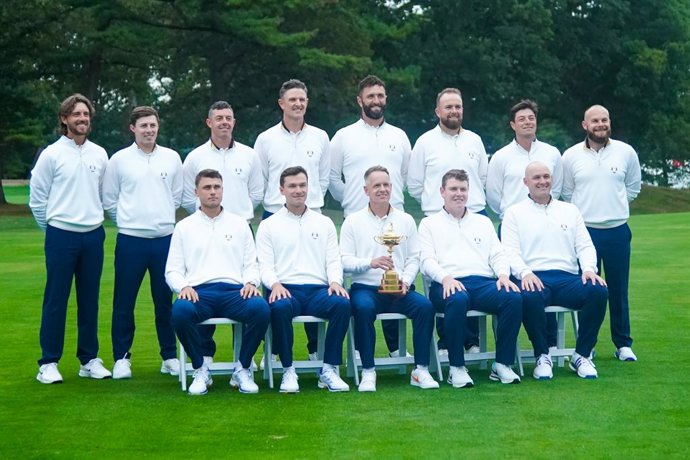 23 de setembro de 2025, Bethpage, Nova York, EUA: (da esquerda para a direita, no alto) Tommy Fleetwood, Matt Fitzpatrick, Rory McIlroy, Justin Rose, Jon Rahm, Shane Lowry, Viktor Hovland, Tyrell Hatton. (da esquerda para a direita, embaixo) Ludvig Aberg,