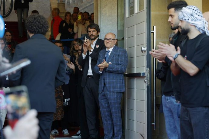 El ministro de Cultura, Esnest Urtasun, momentos antes de participar en la manifestación en San Sebastián en favor de Gaza