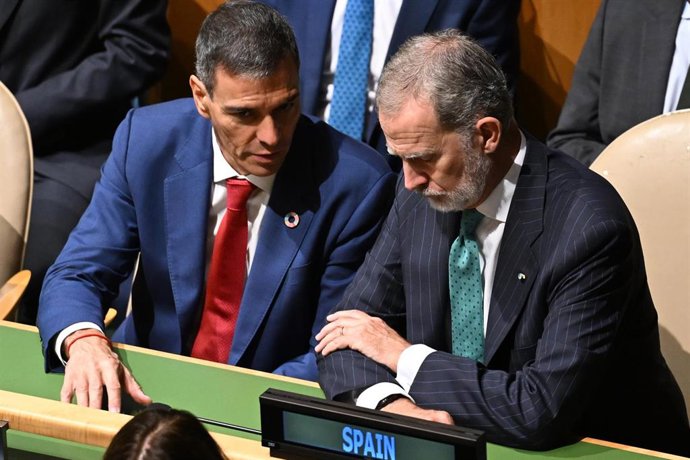 El presidente del Gobierno, Pedro Sánchez (i), y el Rey Felipe VI (d) durante la sesión de apertura del Debate General del 80º período de sesiones de la Asamblea General de Naciones Unidas